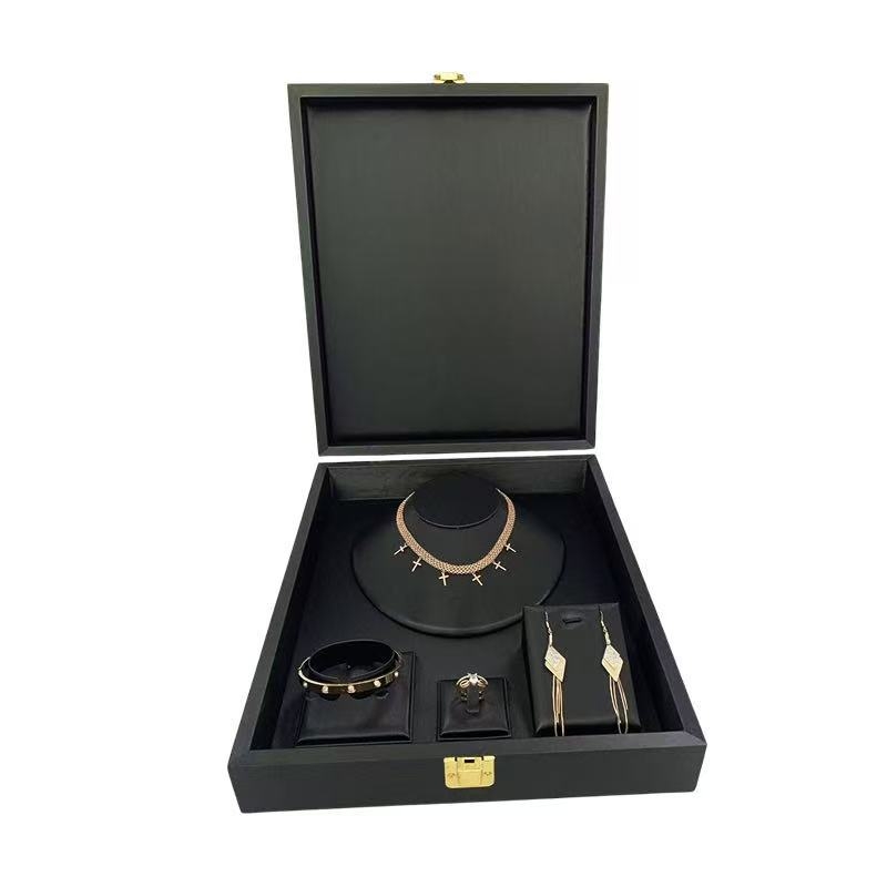 Кожена кутия за показване и съхранение на бижута, едноетажна, текстуриран финиш, възможност за лого и обработка за промяна на цвета