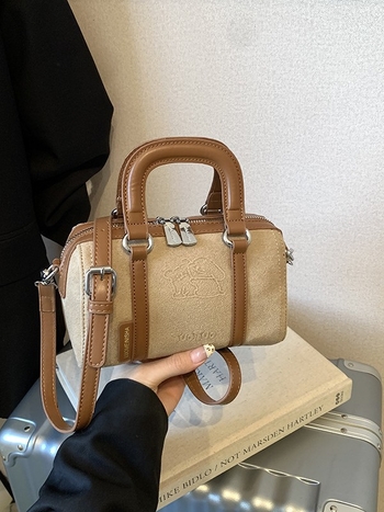 Τσαντάκι γυναικών από σουέντ, στυλ δρόμου, οριζόντιο τετράγωνο σχήμα, κλείσιμο με φερμουάρ, εσωτερική λαμιναρισμένη θήκη με φερμουάρ.