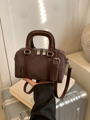 Τσαντάκι γυναικών από σουέντ, στυλ δρόμου, οριζόντιο τετράγωνο σχήμα, κλείσιμο με φερμουάρ, εσωτερική λαμιναρισμένη θήκη με φερμουάρ.