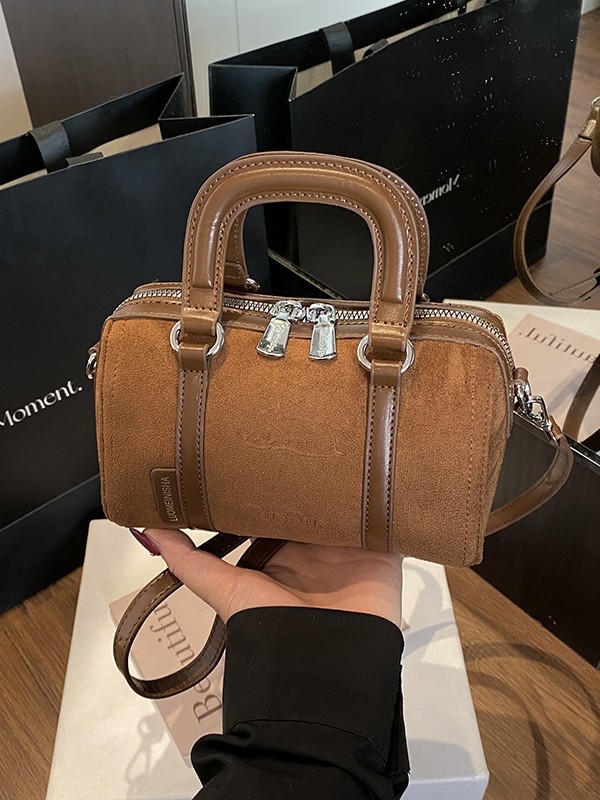 Τσαντάκι γυναικών από σουέντ, στυλ δρόμου, οριζόντιο τετράγωνο σχήμα, κλείσιμο με φερμουάρ, εσωτερική λαμιναρισμένη θήκη με φερμουάρ.