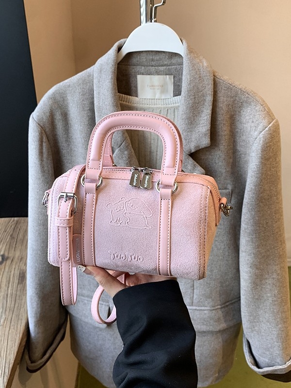 Τσαντάκι γυναικών από σουέντ, στυλ δρόμου, οριζόντιο τετράγωνο σχήμα, κλείσιμο με φερμουάρ, εσωτερική λαμιναρισμένη θήκη με φερμουάρ.