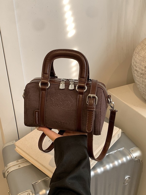 Τσαντάκι γυναικών από σουέντ, στυλ δρόμου, οριζόντιο τετράγωνο σχήμα, κλείσιμο με φερμουάρ, εσωτερική λαμιναρισμένη θήκη με φερμουάρ.