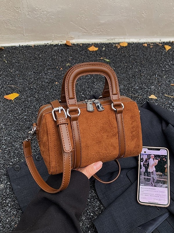 Τσαντάκι γυναικών από σουέντ, στυλ δρόμου, οριζόντιο τετράγωνο σχήμα, κλείσιμο με φερμουάρ, εσωτερική λαμιναρισμένη θήκη με φερμουάρ.