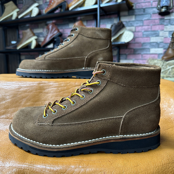 Ανδρικά Υψηλά Μποτάκια Martin με Εξωτερικές Ραφές, Δέρμα Αγελάδας, Στρογγυλή Μύτη, Μεσαίο Ύψος Κνήμης, Εμπρόσθιο Κορδόνι