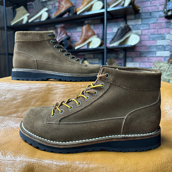 Ανδρικά Υψηλά Μποτάκια Martin με Εξωτερικές Ραφές, Δέρμα Αγελάδας, Στρογγυλή Μύτη, Μεσαίο Ύψος Κνήμης, Εμπρόσθιο Κορδόνι