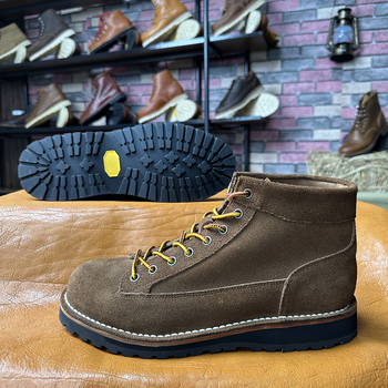 Ανδρικά Υψηλά Μποτάκια Martin με Εξωτερικές Ραφές, Δέρμα Αγελάδας, Στρογγυλή Μύτη, Μεσαίο Ύψος Κνήμης, Εμπρόσθιο Κορδόνι