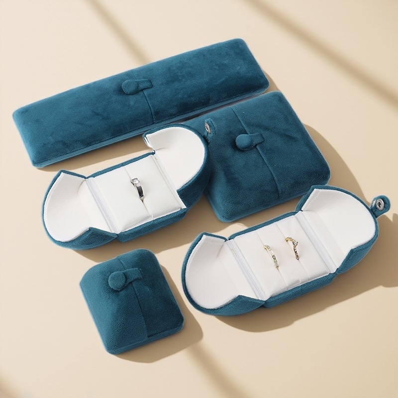 Dupla nyitású flanel ékszerdoboz gyűrű, medál és karkötő rekeszekkel – ékszercsomagolás