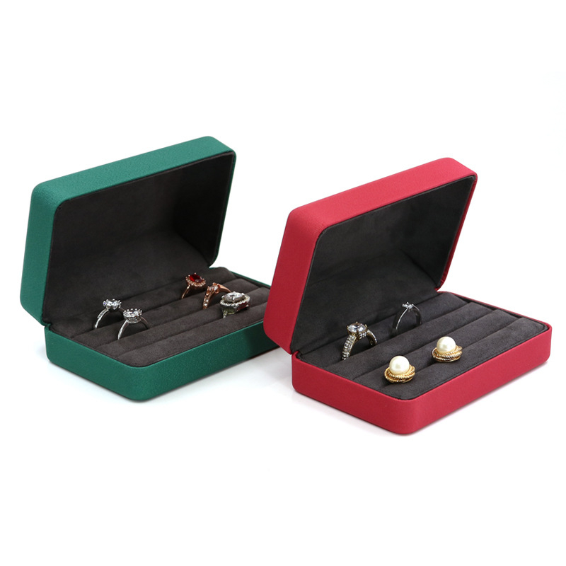 PU кожа кутия за бижута — компактна кутия за пръстени и обици за пътуване; външна PU кожа, вътрешен микрофибърен велур; цел: опаковка на бижута; тип: кутия за пръстени