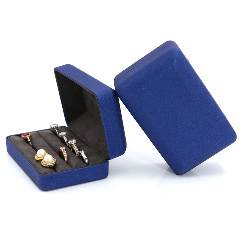 PU кожа кутия за бижута — компактна кутия за пръстени и обици за пътуване; външна PU кожа, вътрешен микрофибърен велур; цел: опаковка на бижута; тип: кутия за пръстени