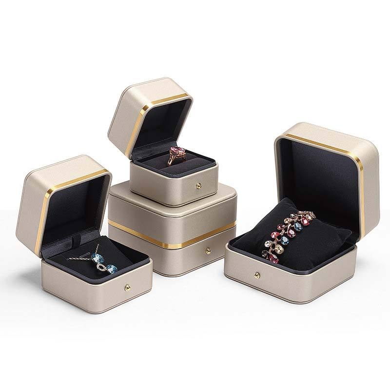Комплект кутии за бижута: PU кожа, кутия за опаковане, съдържа кутии за пръстен, гривна и висулка
