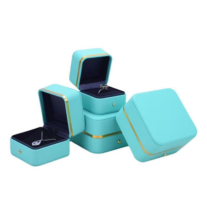 Комплект кутии за бижута: PU кожа, кутия за опаковане, съдържа кутии за пръстен, гривна и висулка