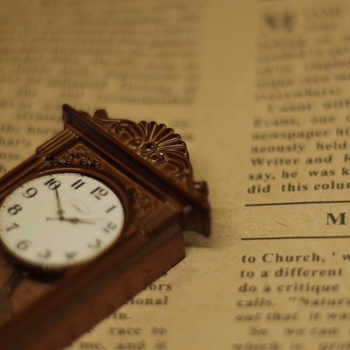 Миниатюрни аксесоари за куклена къща – метален висящ часовник в стил Рим, мащаб 1:12, за възраст 15–35 години, OPP опаковка