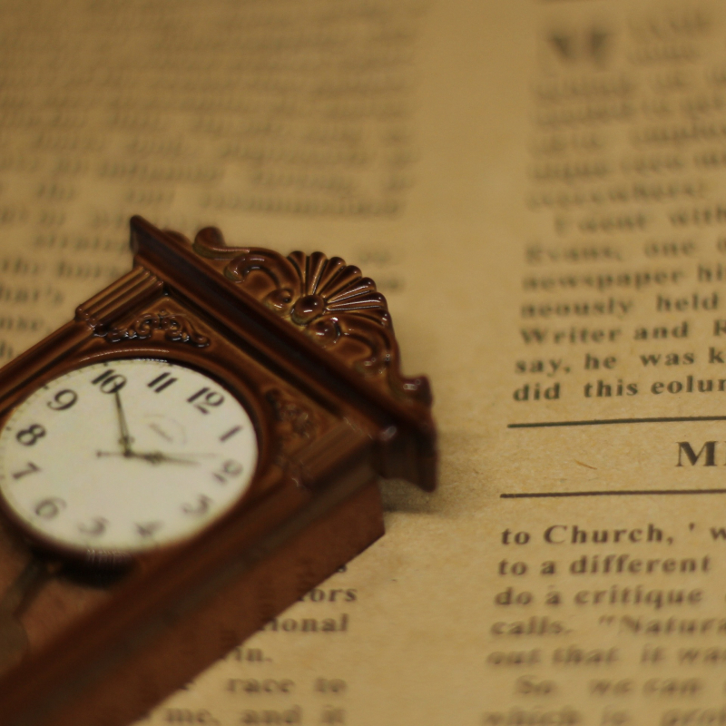 Миниатюрни аксесоари за куклена къща – метален висящ часовник в стил Рим, мащаб 1:12, за възраст 15–35 години, OPP опаковка