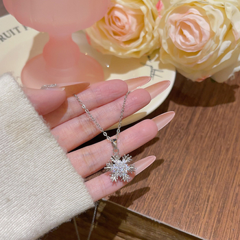 Titánacél nyaklánc keresztlánccal, hópehely medállal, cirkóniás és vegyes köves inlay, geometriai dizájn