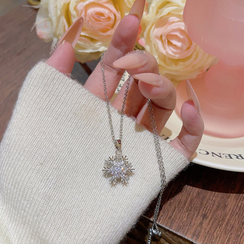 Titánacél nyaklánc keresztlánccal, hópehely medállal, cirkóniás és vegyes köves inlay, geometriai dizájn