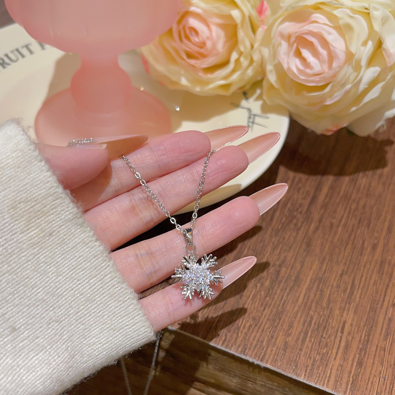 Titánacél nyaklánc keresztlánccal, hópehely medállal, cirkóniás és vegyes köves inlay, geometriai dizájn