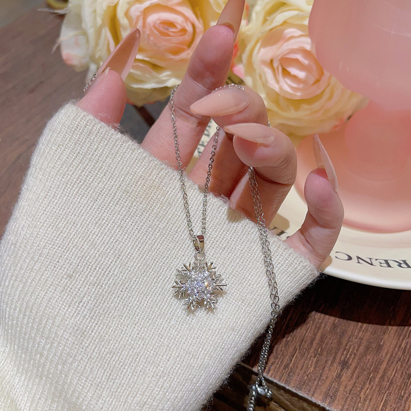 Titánacél nyaklánc keresztlánccal, hópehely medállal, cirkóniás és vegyes köves inlay, geometriai dizájn