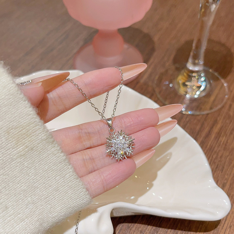 Titánacél nyaklánc keresztlánccal, hópehely medállal, cirkóniás és vegyes köves inlay, geometriai dizájn