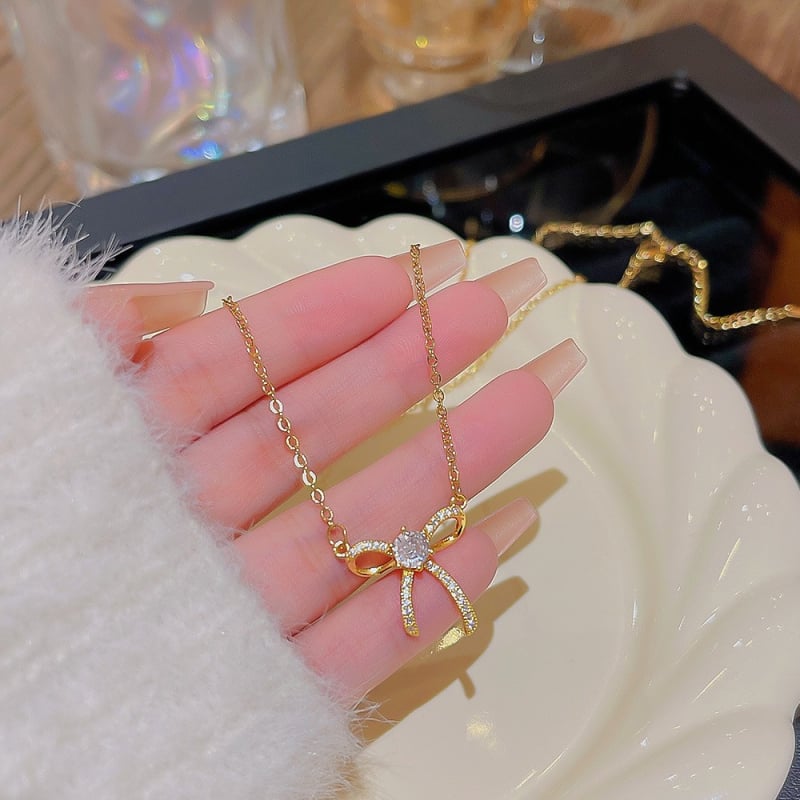 Titánacél nyaklánc keresztlánccal, hópehely medállal, cirkóniás és vegyes köves inlay, geometriai dizájn