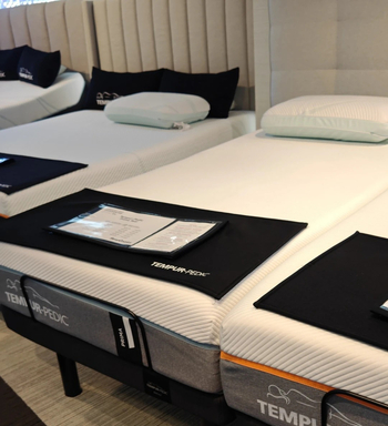 Hotellitekstiilide komplekt: polüester, kaasaegne minimalistlik stiil, rätikud ja matid logoga trükiga, esmaklassiline kvaliteet