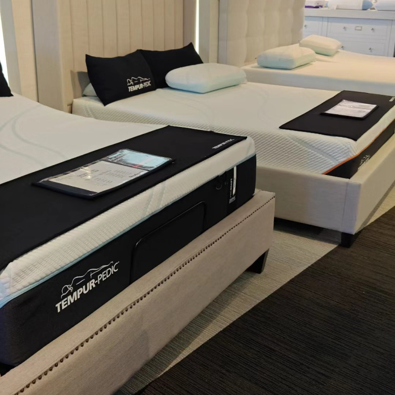 Hotellitekstiilide komplekt: polüester, kaasaegne minimalistlik stiil, rätikud ja matid logoga trükiga, esmaklassiline kvaliteet