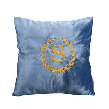 Hotellile magamiskomplekt, millel on tikitud kakskihiline voodiäär ja padjapüür, acetaatkiud, moods ja lihtne stiil, logoga kohandatav, hotellistiil