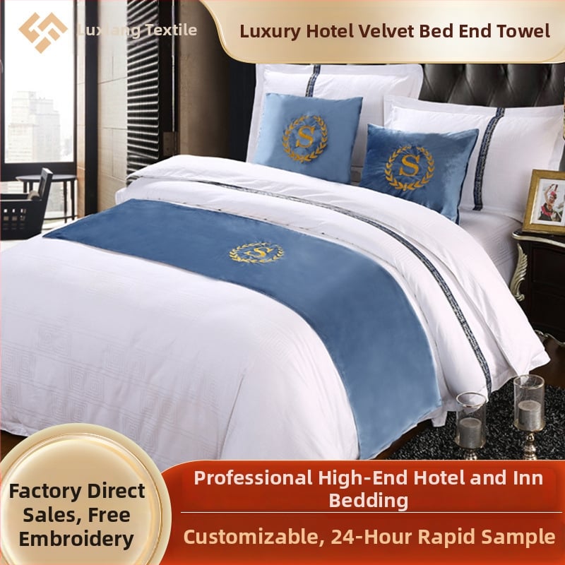 Hotellile magamiskomplekt, millel on tikitud kakskihiline voodiäär ja padjapüür, acetaatkiud, moods ja lihtne stiil, logoga kohandatav, hotellistiil