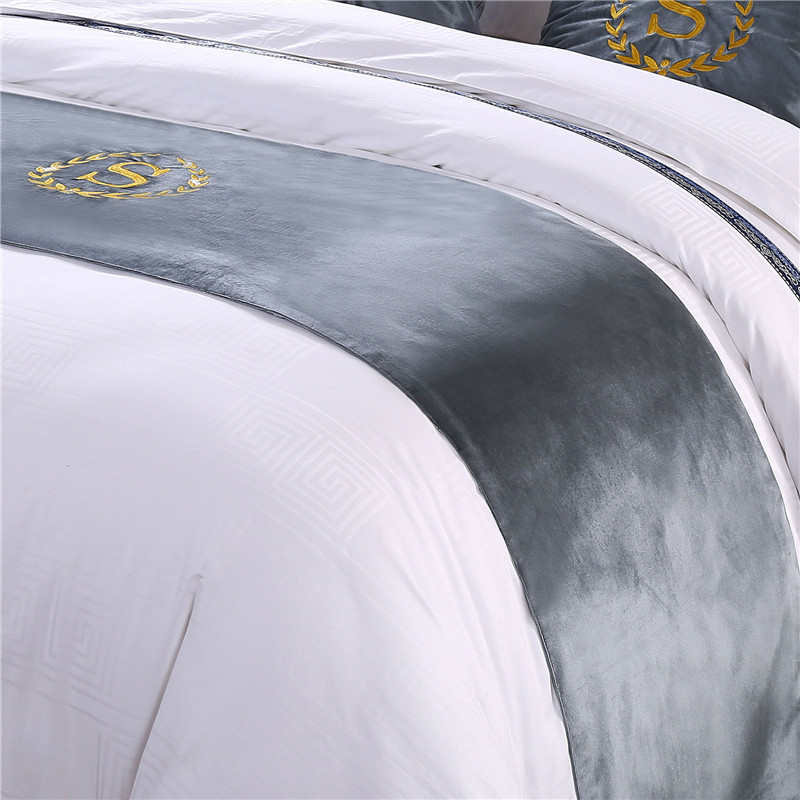 Hotellile magamiskomplekt, millel on tikitud kakskihiline voodiäär ja padjapüür, acetaatkiud, moods ja lihtne stiil, logoga kohandatav, hotellistiil