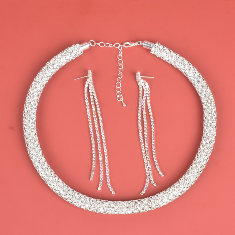 Bakrena ogrlica s uvijenim lancem, privjesak s rhinestones, dijamantni završetak