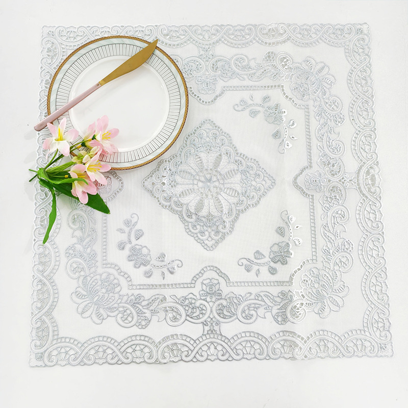 Kružni jednokratni PVC stolnjak s zlatnom i srebrnom folijom; materijal: PVC s toplim otiskom; oblik: kružni; uzorak: 22648587913; sadržaj vlakana: 50; funkcije: protuklizno, otporan na prašinu, visoka temperaturna otpornost, dekorativan