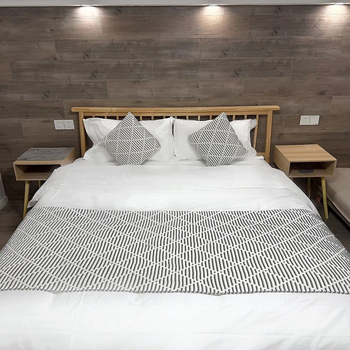 Voodipesu heegeldatud pomponitega triibuline polüester hotellistiilil, ilma kohandamiseta