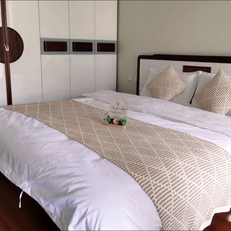 Voodipesu heegeldatud pomponitega triibuline polüester hotellistiilil, ilma kohandamiseta