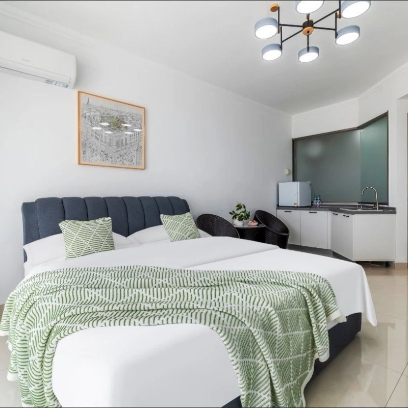 Voodipesu heegeldatud pomponitega triibuline polüester hotellistiilil, ilma kohandamiseta