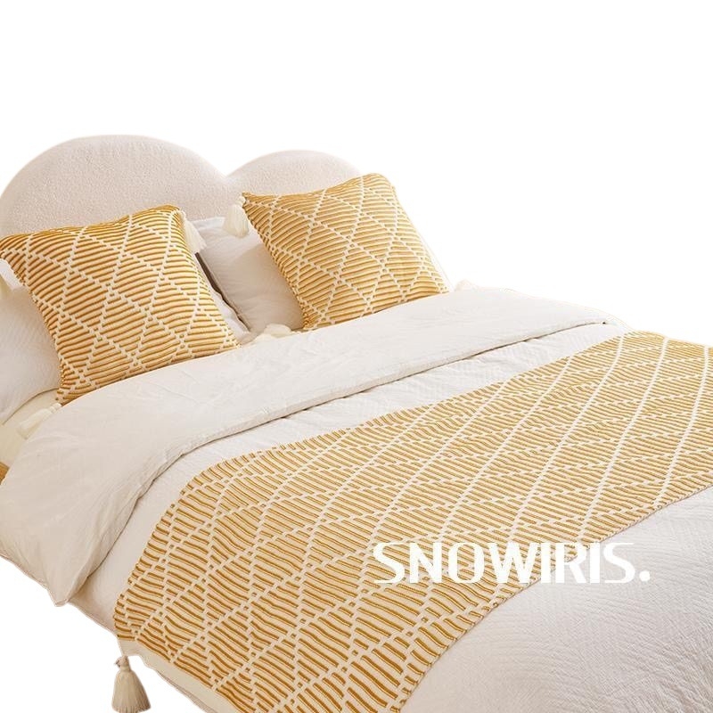 Voodipesu heegeldatud pomponitega triibuline polüester hotellistiilil, ilma kohandamiseta