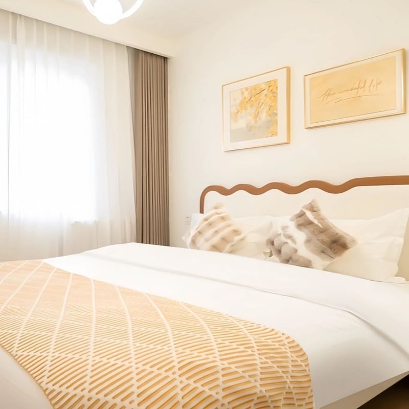 Voodipesu heegeldatud pomponitega triibuline polüester hotellistiilil, ilma kohandamiseta