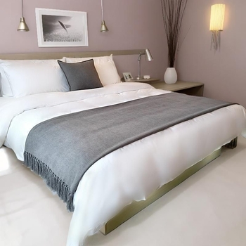 Κουβέρτα άκρου κρεβατιού από φλίς κοράλλ, μονόχρωμο μοτίβο, ύφασμα μαλλί, βάρος 180–190 g/m²