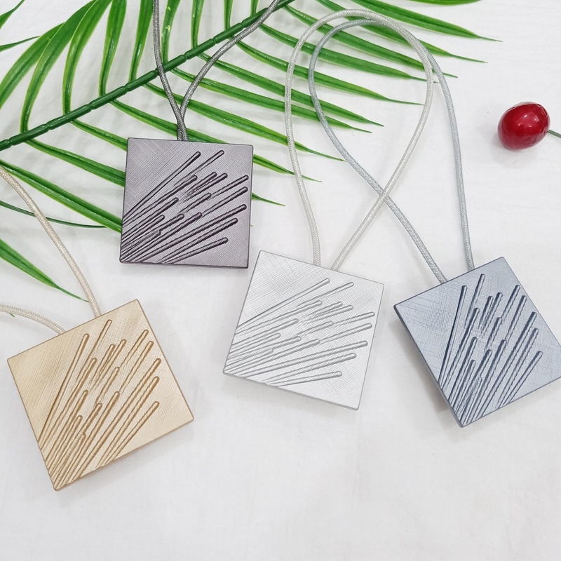 Zavesna kopča, metalna, prilagodljiva, moderni minimalistički stil (Metal; customizable; modern minimalist)