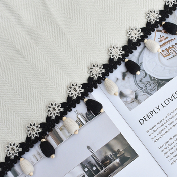 Läike pitsäär kardinate jaoks koos puidust helmidega lilleapplikatsiooniga, polüester, Eastward trace, kohandatav, kaasaegne minimalistlik stiil