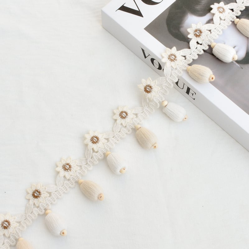 Läike pitsäär kardinate jaoks koos puidust helmidega lilleapplikatsiooniga, polüester, Eastward trace, kohandatav, kaasaegne minimalistlik stiil