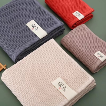 Kupaći ručnik od dugovječne pamuka, waffle struktura s ćelijama, apsorban i mekan, težina 300–400 g, 32 niti