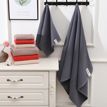 Kupaći ručnik od dugovječne pamuka, waffle struktura s ćelijama, apsorban i mekan, težina 300–400 g, 32 niti