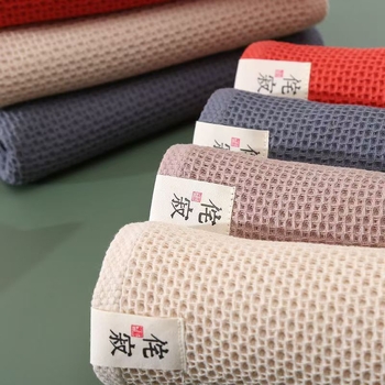 Kupaći ručnik od dugovječne pamuka, waffle struktura s ćelijama, apsorban i mekan, težina 300–400 g, 32 niti