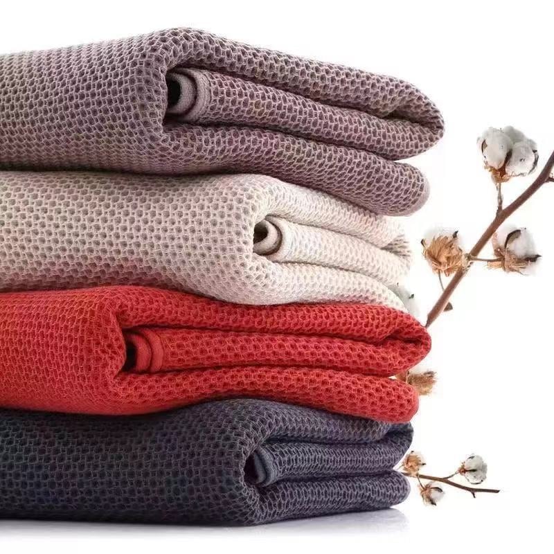 Kupaći ručnik od dugovječne pamuka, waffle struktura s ćelijama, apsorban i mekan, težina 300–400 g, 32 niti