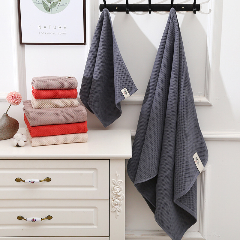 Kupaći ručnik od dugovječne pamuka, waffle struktura s ćelijama, apsorban i mekan, težina 300–400 g, 32 niti