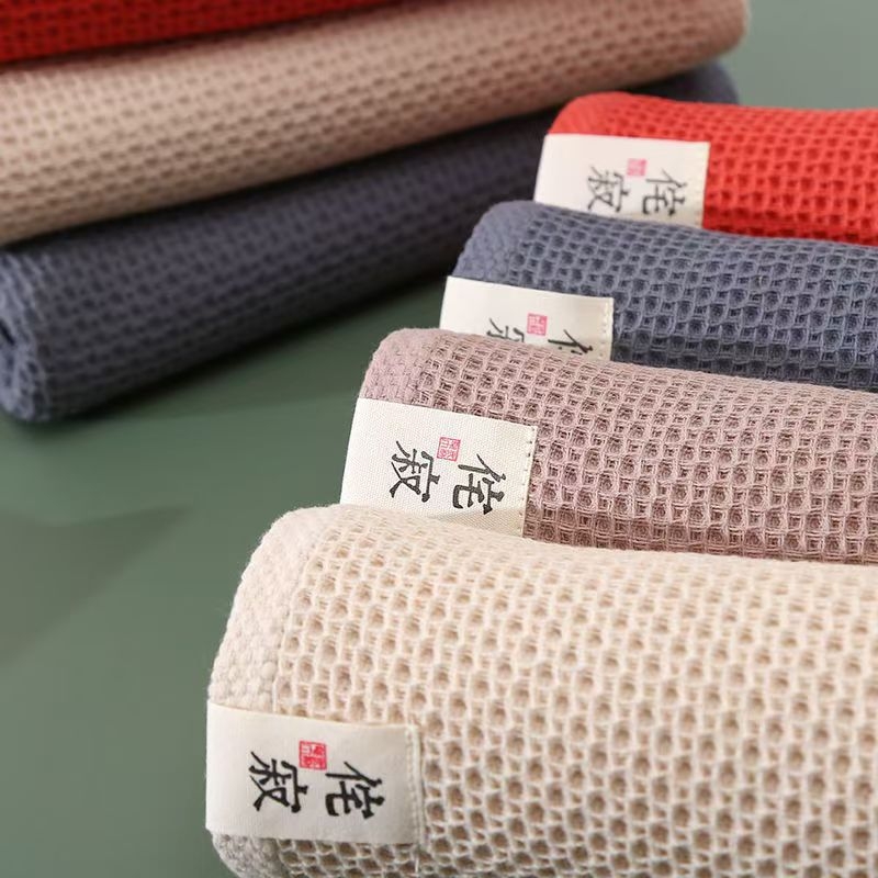 Kupaći ručnik od dugovječne pamuka, waffle struktura s ćelijama, apsorban i mekan, težina 300–400 g, 32 niti