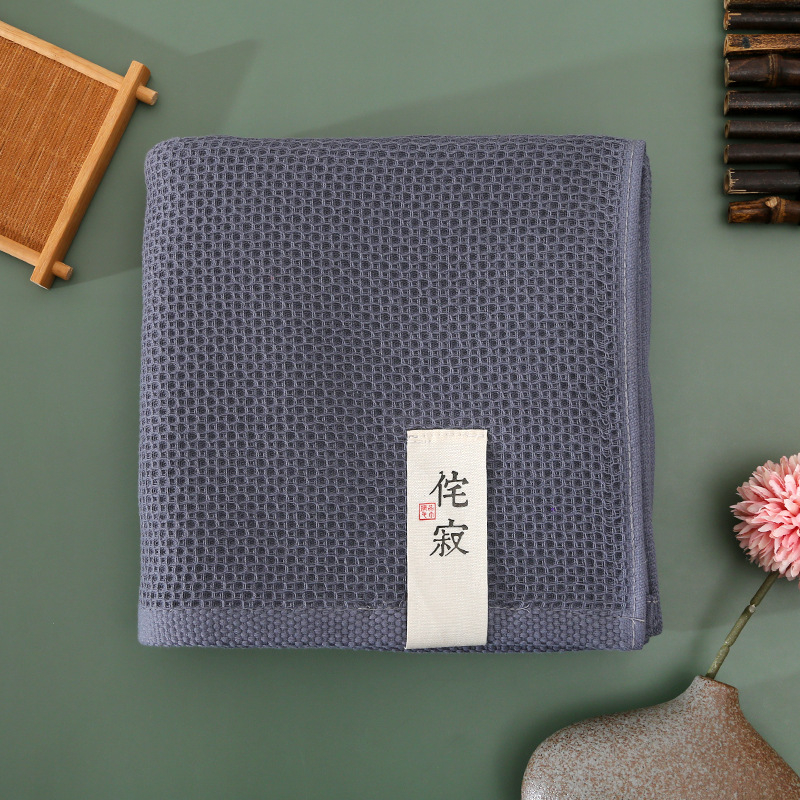 Kupaći ručnik od dugovječne pamuka, waffle struktura s ćelijama, apsorban i mekan, težina 300–400 g, 32 niti