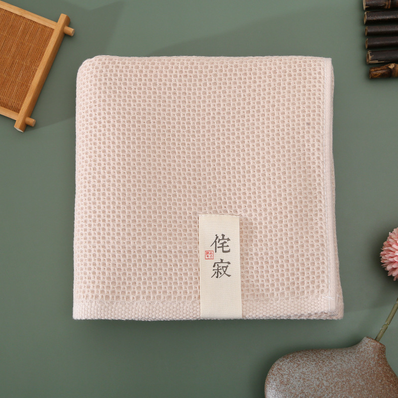 Kupaći ručnik od dugovječne pamuka, waffle struktura s ćelijama, apsorban i mekan, težina 300–400 g, 32 niti