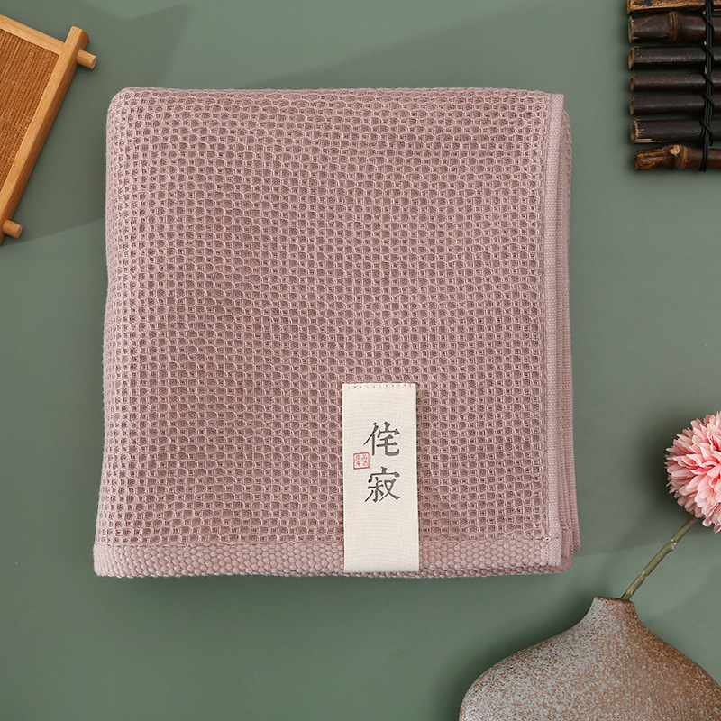 Kupaći ručnik od dugovječne pamuka, waffle struktura s ćelijama, apsorban i mekan, težina 300–400 g, 32 niti