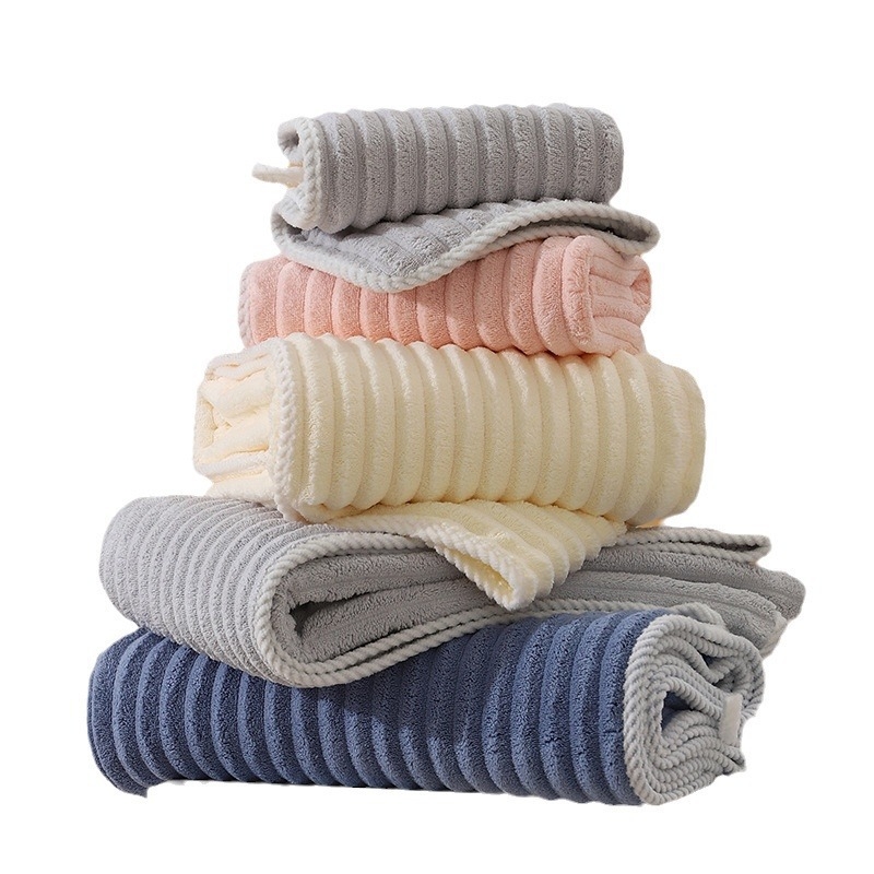 Set ručnika u poklon kutiji od koralnog flisa — tri komada, 500 g/m2, AB vlakna, ravno tkanje, mogućnost logotipa