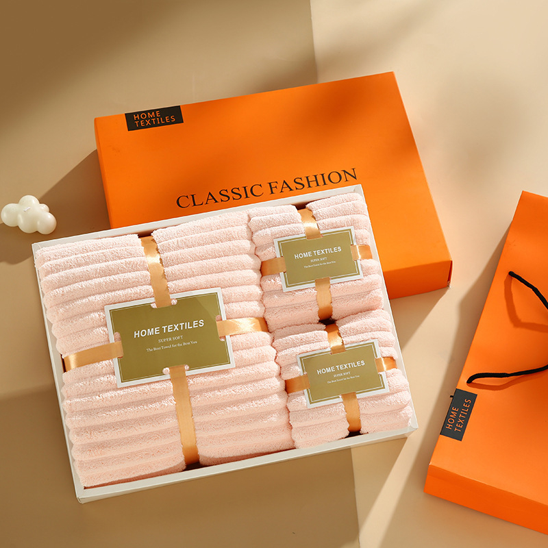 Set ručnika u poklon kutiji od koralnog flisa — tri komada, 500 g/m2, AB vlakna, ravno tkanje, mogućnost logotipa